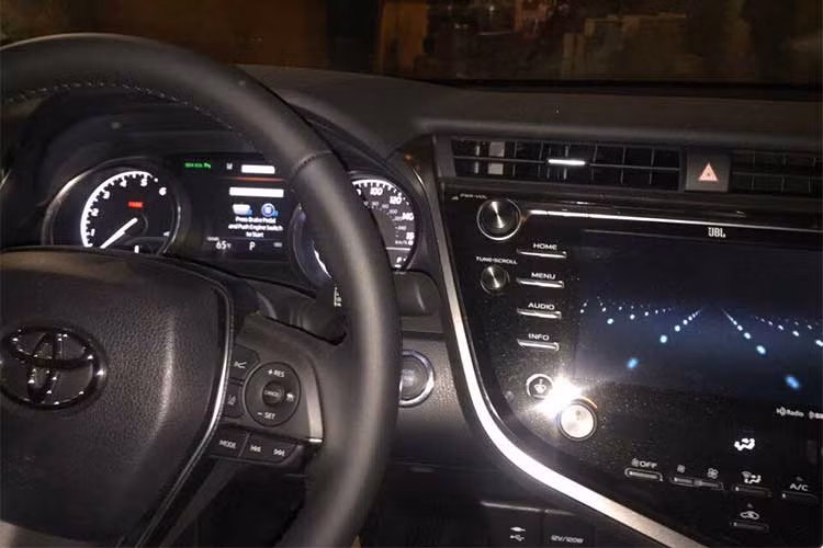 Camry thế hệ mới là dòng xe đầu tiên của Toyota ứng dụng hệ thống giải trí Toyota Entune™ 3.0, với giao diện trực quan và kết nối dễ dàng hơn. Xe sở hữu tính năng cho phép khởi động từ xa, thông báo tình trạng xe và tìm xe... Hệ thống còn có thể phát wifi, kết nối tối đa 5 điện thoại với tốc độ truyền dữ liệu 4G LTE, dàn âm thanh JBL 9 loa cao cấp.