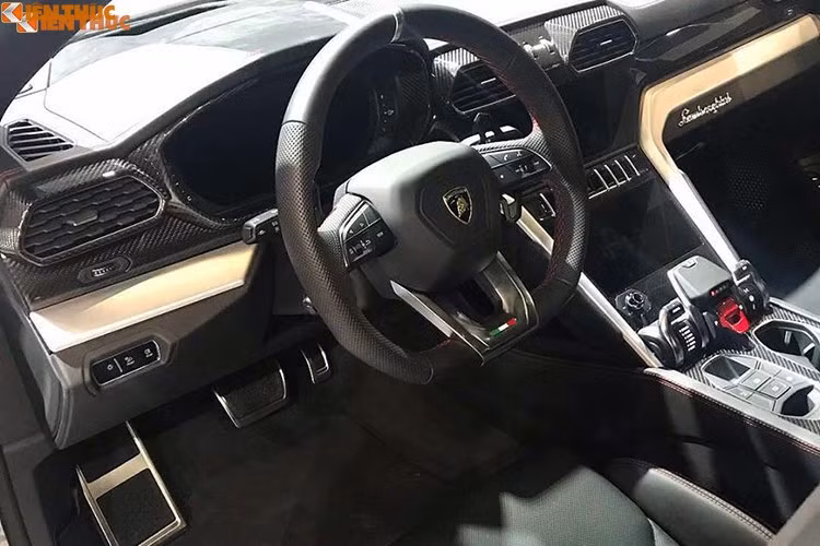 Bên trong nội thất, Lamborghini Urus được trang bị 2 màn hình giải trí và kết nối hệ thống thông tin giải trí Lamborghini (LIS). Ở màn hình trên cùng sẽ đảm nhận nhiệm vụ như hệ thống thông tin giải trí, định vị, điện thoại và thông tin trạng thái xe. Màn hình phía dưới dùng để điều khiển các tính năng như điều hoà nhiệt độ, bàn phím... 