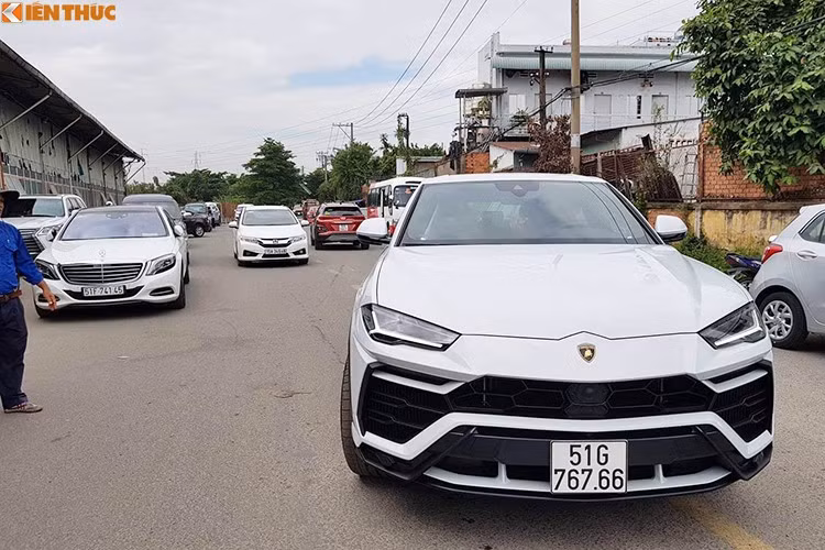 Siêu phẩm Lamborghini Urus về tay vị doanh nhân 8X của nhựa Long Thành từ hồi tháng 11/2018 với ngoại thất màu trắng nhẹ nhàng. Có lẽ vì không thích sự đơn giản mà màu trắng đem lại, đại gia Minh nhựa đã quyết định đổi màu siêu bò của mình sang khá nhiều màu sơn khác nhau. Tuy nhiên, ở thời điểm hiện tại xe đã được trả về màu trắng nguyên bản.