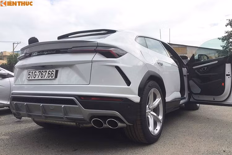 Với thiết kế hoàn toàn mới, siêu SUV Urus cũng là chiếc Lamborghini được trang bị nhiều công nghệ giải trí hiện đại nhất như kết nối Apple CarPlay và Android Auto, loa Bang &amp; Olufsen với công suất 1.700 W. Màn hình hiển thị head-up, giao diện dành cho điện thoại thông minh Lamborghini hay 2 màn hình thông minh giải trí cho hàng ghế sau.