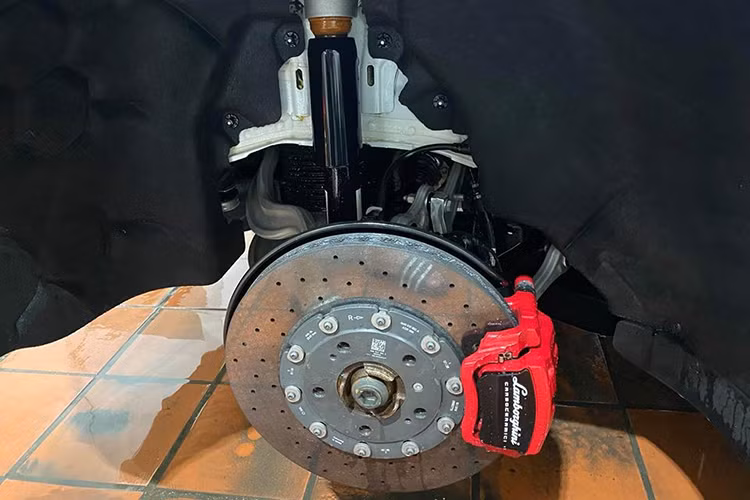 Việc siêu phẩm Lamborghini Urus của Minh nhựa nằm tại một showroom bán xe ở TP HCM đã khiến không ít người cảm thấy bất ngờ. Nhiều quan điểm cho rằng, đại gia Minh nhựa đang tiến hành bước "dọn kho" để chào đón một siêu phẩm mới trong năm 2020.