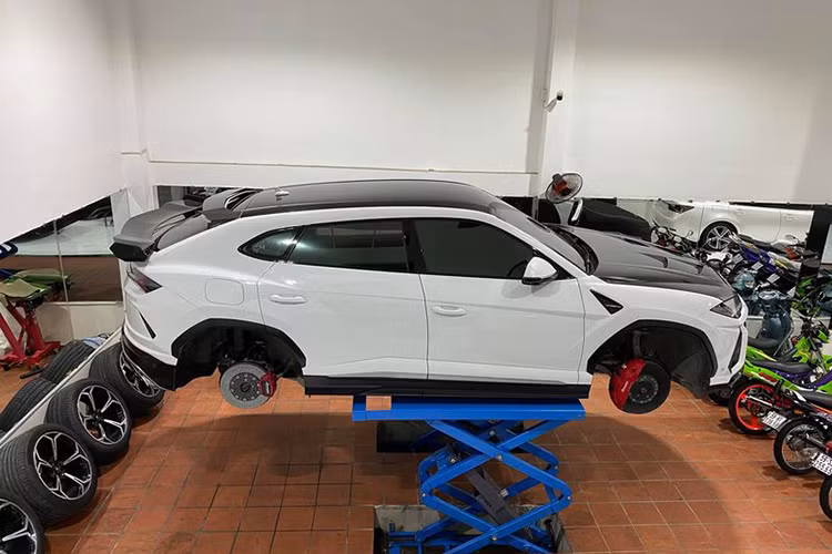 Mới đây, trên mạng xã hội xuất hiện thông tin về việc một chiếc siêu SUV Lamborghini Urus được rao bán, đây là chiếc xe nằm trong bộ sưu tập của doanh nhân Phạm Trần Nhật Minh hay còn gọi là Minh Nhựa đã khiến không ít người yêu xe trong nước khá bất ngờ. Lý do là đại gia Minh Nhựa rất hay sử dụng Lamborghini Urus trong nhiều sự kiện.