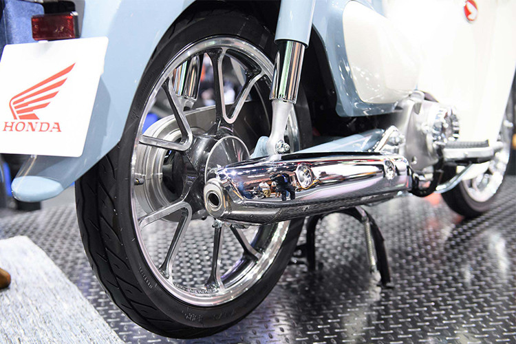 Bộ gắp sau của xe được tiện từ nhôm nguyên khối, sau đó bắt vào cặp phuộc sau có thiết kế thanh thoát, đẹp mắt. Ngay cả thiết kế pô "quả nhót" đặc trưng của Cub cũng được hãng xe máy Honda "tái chế" lại trên mẫu xe này. 