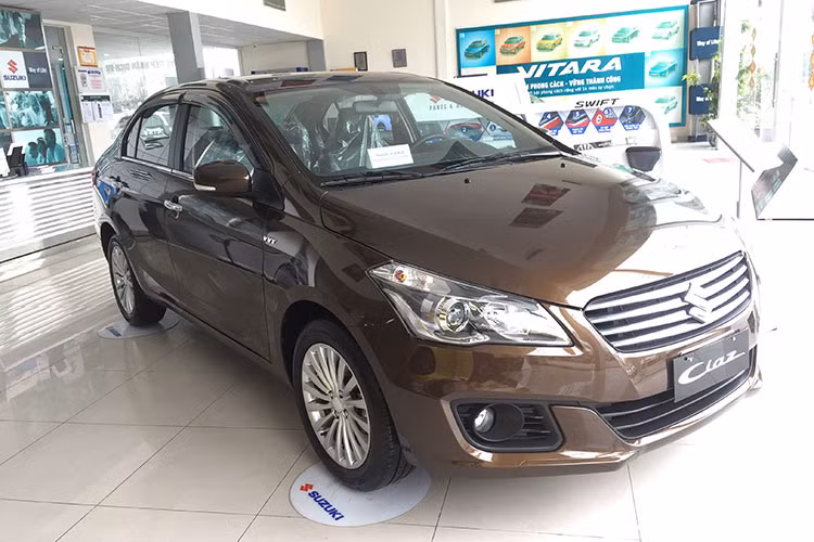 Trong top xe ế nhất Việt Nam tháng 10/2019, Suzuki Ciaz dẫn đầu với doanh số giảm mạnh từ 339 xe (tháng 9) xuống còn chỉ 4 xe bán ra. Tổng doanh số bán từ đầu năm của mẫu sedan 5 chỗ này là 1.111 xe được bàn giao tới tay khách hàng. Suzuki Ciaz đang được phân phối tại Việt Nam với một phiên bản duy nhất với giá bán 499 triệu đồng.