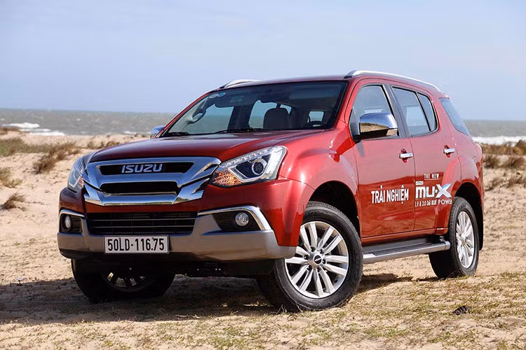 Được xem là đối thủ cùng phân khúc SUV với Toyota Fortuner hay Ford Everest nhưng Isuzu Mu-X lại kém hấp dẫn hơn hẳn. Trong tháng 10, chỉ có 48 xe được bàn giao tới tay khách hàng Việt, nâng tổng số xe bán ra từ đầu năm đến hết tháng 10 đạt 467 xe. Xe đang được bán ra tại Việt Nam với 3 phiên bản B7 1.9 4x2 MT, Prestige 1.9, Prestige 3.0. Giá bán xe tương ứng là 820 triệu, 960 triệu và 1,12 tỷ đồng.