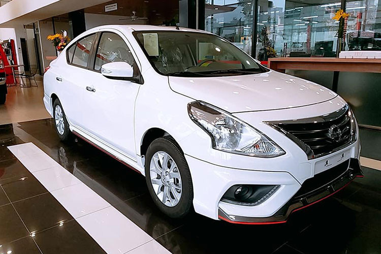 Nissan Sunny chỉ có 5 xe bán ra trong tháng 10, cộng dồn từ đầu năm 2019 đạt 1132 xe. Cũng nằm trong phân khúc hạng B như Toyota Vios và Hyundai Accent nhưng Sunny dường như không thể khẳng định chỗ đứng trên thị trường ô tô Việt Nam khi luôn bị xếp vào danh sách xe bán ế với doanh số thấp. Hiện tại, Nissan Sunny đang được bán tại Việt Nam với 5 phiên bản và có giá bán dao động từ 448 - 518 triệu đồng.
