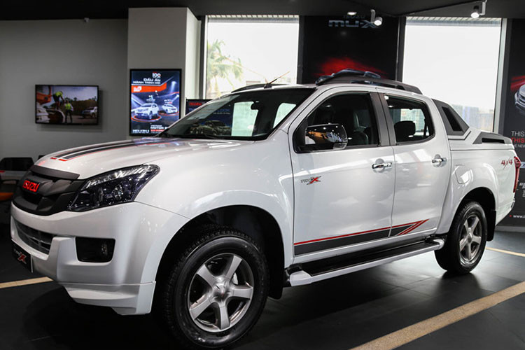 Tiếp tục góp mặt trong danh sách xe bán chậm trong những tháng gần đây là mẫu bán tải Isuzu D-Max với chỉ 22 xe bán ra, nâng tổng doanh số xe bán ra trong năm 2019 đạt 347 xe. Trong khi Ford Ranger đạt được thành tích đáng mơ ước thì D-Max lại là mẫu xe có doanh số thấp nhất phân khúc xe bán tải tháng 10. Isuzu đang được bán tại Việt Nam với 4 phiên bản. Giá xe dao động từ 650 - 820 triệu đồng.