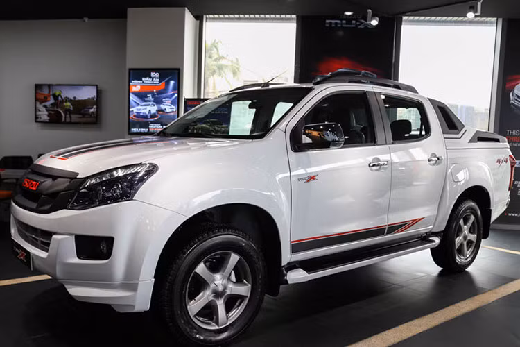 Tiếp tục góp mặt trong danh sách xe bán chậm trong những tháng gần đây là mẫu bán tải Isuzu D-Max với chỉ 22 xe bán ra, nâng tổng doanh số xe bán ra trong năm 2019 đạt 347 xe. Trong khi Ford Ranger đạt được thành tích đáng mơ ước thì D-Max lại là mẫu xe có doanh số thấp nhất phân khúc xe bán tải tháng 10. Isuzu đang được bán tại Việt Nam với 4 phiên bản. Giá xe dao động từ 650 - 820 triệu đồng.