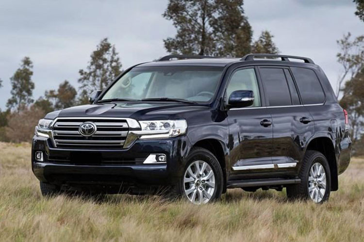 Cũng đến từ thương hiệu Nhật Bản, Toyota Land Cruiser chỉ bán được 23 xe trong tháng 10/2019 vừa qua. Giá thành đắt đỏ là một trong những lý do chủ yếu khiến mẫu SUV này bị “ghẻ lạnh” tại thị trường ôtô Việt Nam. Hiện tại, giá bán Toyota Land Cruiser ở mức hơn 4 tỷ đồng.
