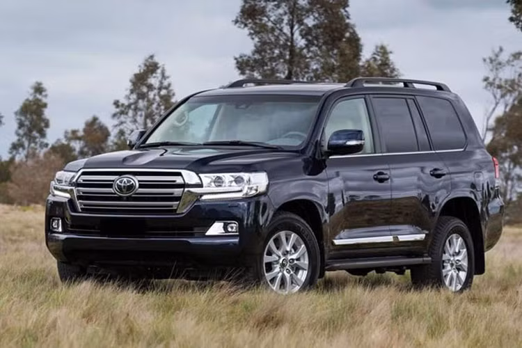 Cũng đến từ thương hiệu Nhật Bản, Toyota Land Cruiser chỉ bán được 23 xe trong tháng 10/2019 vừa qua. Giá thành đắt đỏ là một trong những lý do chủ yếu khiến mẫu SUV này bị “ghẻ lạnh” tại thị trường ôtô Việt Nam. Hiện tại, giá bán Toyota Land Cruiser ở mức hơn 4 tỷ đồng.