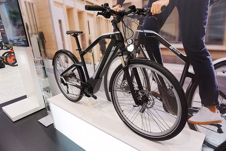Động cơ điện của mẫu xe đạp BMW Active Hybrid e-bike có công suất 250 W, lực mô-men xoắn đạt 90 Nm và có phạm vi hoạt động tối đa khoảng 100 km cho mỗi lần sạc. Bộ pin gắn trên khung xe có dung lượng 502 Wh và có thể tháo rời để người dùng sạc pin dễ dàng hơn.