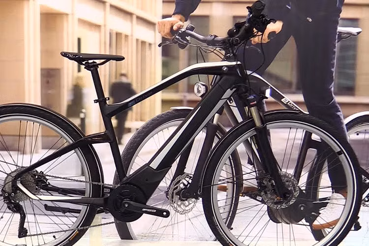 Mẫu xe đạp BMW Active Hybrid e-bike sẽ chính thức được bán ra thị trường với hai tùy chọn cấu hình màu – đen Frozen Black hoặc bạc Arctic Silver, cùng đèn LED tích hợp trong bọc nhôm ở phía sau, không chỉ giúp cải thiện độ an toàn và còn nâng cấp hơn về thiết kế.