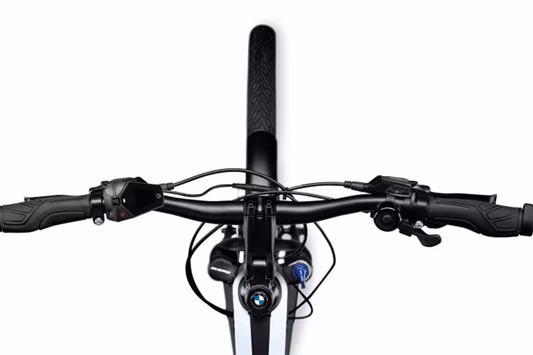 Cụ thể, bộ khung xe BMW Active Hybrid e-Bike được làm bằng nhôm để tối ưu trọng lượng nhưng vẫn mang đến sự chắc chắn cần thiết. Chiếc xe có thiết kế phần đầu ngắn, yên xe cao (phía sau vuốt lên) và cánh yên hai bên có thể dịch chuyển, do đó chiếc xe đem đến cho lái xe một chỗ ngồi ổn định, đồng thời cải thiện sự cân bằng khi tăng tốc và phanh.