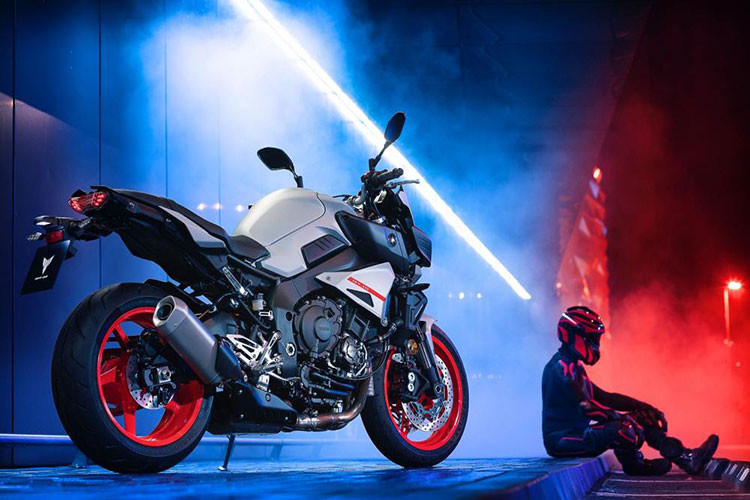 Bên cạnh màu mới của những chiếc xe, Yamaha còn cho một loạt các loại đồ bảo hộ và đồ thời trang cho các biker đến từ hãng xe này. 