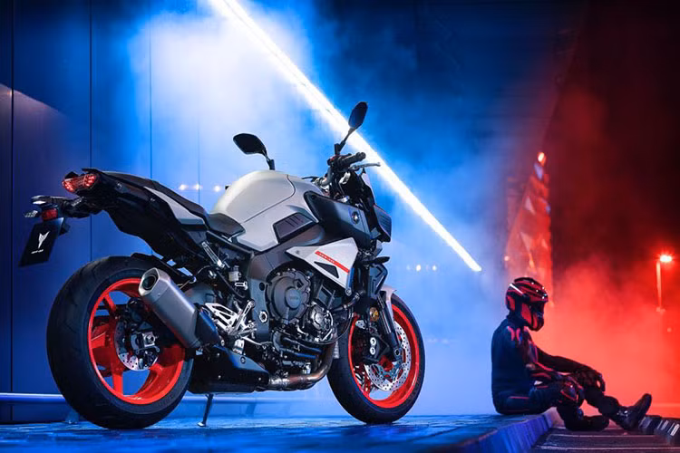 Bên cạnh màu mới của những chiếc xe, Yamaha còn cho một loạt các loại đồ bảo hộ và đồ thời trang cho các biker đến từ hãng xe này. 