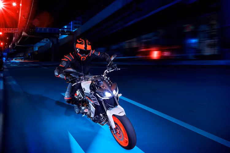Yamaha MT-09 là phiên bản rút gọn của người anh em MT-10, được gọi là chiếc Hyper Naked-Bike. Tuy vậy, MT-09 lại sở hữu những đặc điểm thiết kế hầm hố, kết hợp một số ngôn ngữ Street Fighter và Adventure. Xe được trang bị động cơ 3 xi-lanh, dung tích 847cc, làm mát bằng dung dịch có công suất tối đa 115 mã lực