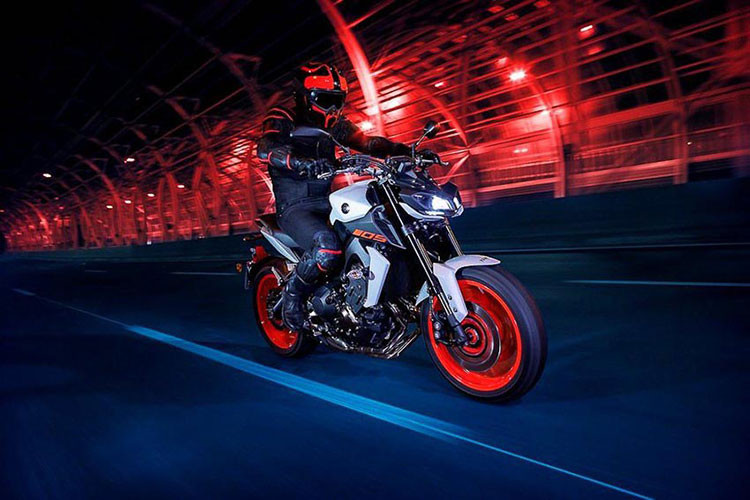 Đáng chú ý, dòng MT là MT-10 về cơ bản chính là một chiếc siêu môtô R1 mang dáng naked bike. MT-10 sử dụng khối động cơ CP4 crossplane 998 cc được phát triển dựa trên nền tảng cấu trúc động cơ của chiếc R1, được cải tiến sức kéo ở dải tua máy tầm trung. Động cơ MT-10 đạt công suất 158 mã lực (118kW) tại 11.500v/ph và mô-men xoắn cực đại 111Nm tại 9.000v/ph, đi kèm ộp số 6 cấp.