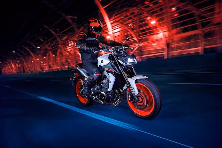 Đáng chú ý, dòng MT là MT-10 về cơ bản chính là một chiếc siêu môtô R1 mang dáng naked bike. MT-10 sử dụng khối động cơ CP4 crossplane 998 cc được phát triển dựa trên nền tảng cấu trúc động cơ của chiếc R1, được cải tiến sức kéo ở dải tua máy tầm trung. Động cơ MT-10 đạt công suất 158 mã lực (118kW) tại 11.500v/ph và mô-men xoắn cực đại 111Nm tại 9.000v/ph, đi kèm ộp số 6 cấp.