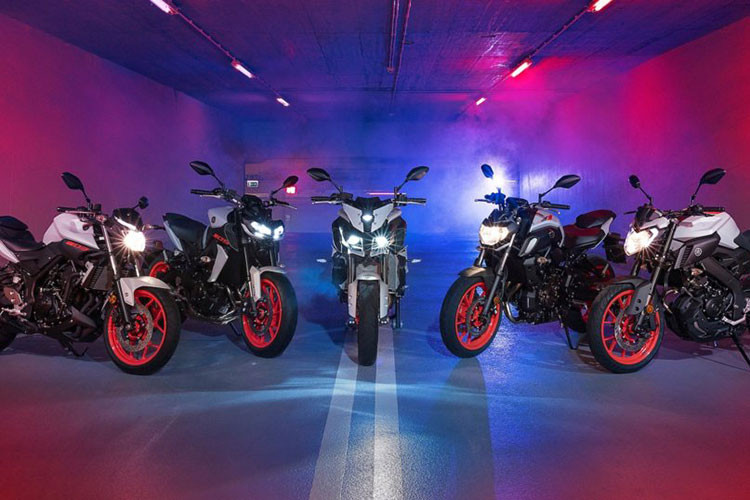 Những chiếc xe thuộc dòng MT với đặc trưng nhất là chiếc xe "king of throttle" MT-09 với lực kéo cực mạnh trên cỗ máy Crossplane 3 xy-lanh. Không chỉ mạnh, chiếc xe này còn được Yamaha thiết kế cho một dáng vẻ mạnh mẽ đầy lôi cuốn, dễ điều khiển và cực kì gọn gàng.