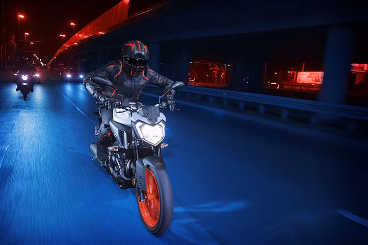 Nếu muốn tìm kiếm một mẫu naked-bike 2 xi-lanh hạng trung với dung tích trên 600cc, khách hàng sẽ có thể lựa chọn MT-07. Xe được trang bị khối động cơ 2 xi-lanh thẳng hàng CP2 689cc DOHC, làm mát bằng chất lỏng với công suất 75 mã lực. Giống như MT-10, MT-07 2019 cũng được mở bán từ tháng 11 năm nay.