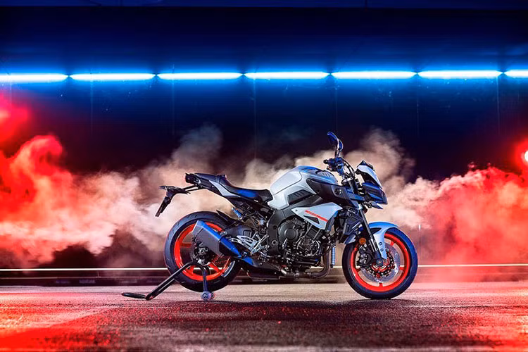 Bộ màu mới "Ice Fluo" của Yamaha đưa lên dòng xe MT bao gồm màu xám băng trên bộ thân vỏ, kết hợp với cặp vành màu đỏ nổi bật, phía trên là cỗ máy cùng khung, phuộc và đèn pha màu đen lì lợm. Bộ mày này sẽ làm chiếc xe trở nên nổi bật là mạnh mẽ hơn bao giờ hết.