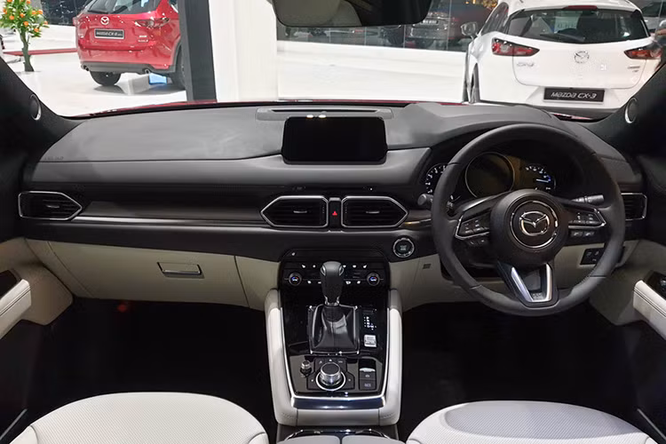 Bên trong nội thất, xe sở hữu hệ tông khoá thông minh bằng nút nhấn Start/Stop, điều hoà tự động 3 vùng độc lập, ghế lái điều khiển 10 hướng, hệ thống thông tin giải trí Mazda Connect (MZD Connect).