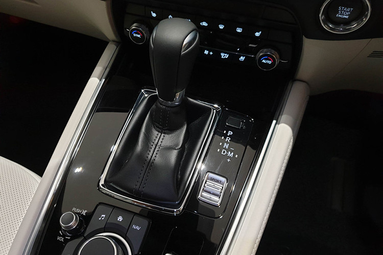 Hiện chưa rõ, sau khi được bán ra Mazda CX-8 tại Malaysia sẽ được trang bị gói an toàn Mazda i-Activsense bao gồm: cảnh báo chệch làn đường, giữ làn đường, cảnh báo điểm mù và cruise control radar hay không. Cả hai phiên bản có 2 lựa chọn 7 và 6 chỗ với cách bố trí (2-2-3) và (2-2-2), trong đó phiên bản 6 chỗ hàng ghế thứ 2 sẽ có bệ tỳ tay trung tâm. 