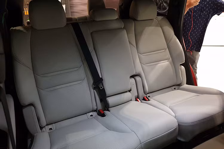 Một số trang bị an toàn như: 06 túi khí, hệ thống cân bằng điện tử (Dynamic Stability Control), loạt phanh ABS, EBD, kiểm soát lực kéo và khởi hành ngang dốc (Hill Launch Assist), hệ thống hỗ trợ kiểm soát gia tốc độc quyền của Mazda - G-Vectoring Control (GVC),...