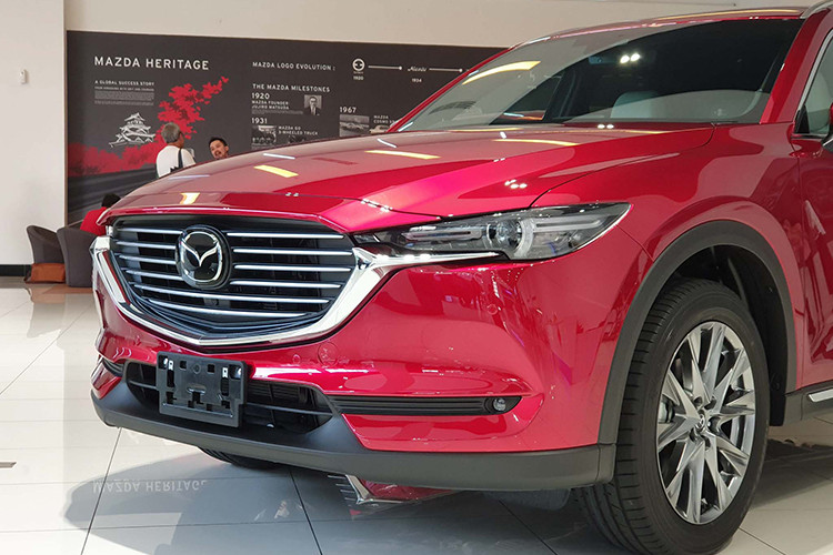 Về thiết kế, nếu so với CX-5 thì mẫu xe này dài hơn 350 mm, nhưng ngắn hơn đàn anh CX-9 95mm. Ngoài ra, chiều rộng 1.840 mm của CX-8 kém hơn CX-9 129 mm, nhưng cùng chung chiều dài cơ sở với CX-9 là 2.930 mm.