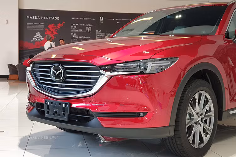 Về thiết kế, nếu so với CX-5 thì mẫu xe này dài hơn 350 mm, nhưng ngắn hơn đàn anh CX-9 95mm. Ngoài ra, chiều rộng 1.840 mm của CX-8 kém hơn CX-9 129 mm, nhưng cùng chung chiều dài cơ sở với CX-9 là 2.930 mm.