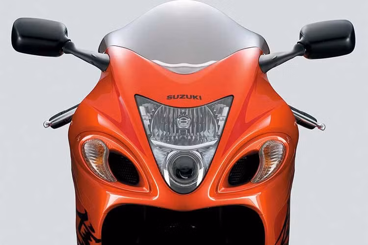 Ngoài những tính năng như: hệ thống kiểm soát bám đường, hệ thống kiểm soát động cơ, hệ thống bướm ga điện tử thông minh, Hayabusa mới cũng có hệ thống hỗ trợ vòng quay RPM tầm thấp giúp cho lái xe linh hoạt hơn cùng hệ thống valve biến thiên VVT giống như nguyên mẫu xe mới mà Suzuki đã trình diện trước đó.