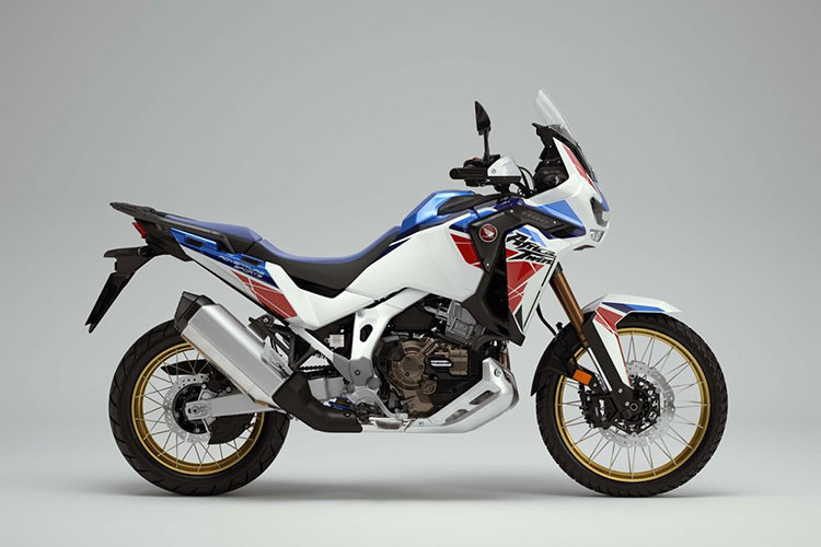 Phiên bản Honda Africa Twin 2023 tiêu chuẩn được thiết kế tập trung cho khả năng vận hành off-road. Trong khi đó, phiên bản Adventure Sports lại hướng đến khả năng chinh phục những chặng đường dài nhờ giảm phuộc điện tử Showa EERA cao cấp, cho phép tự động điều chỉnh tải trước lò xo và độ nén nhả tùy theo điều kiện vận hành với 4 chế độ: Off Road (Địa hình), Hard (Cứng), Mid (Trung bình), Soft (Mềm).