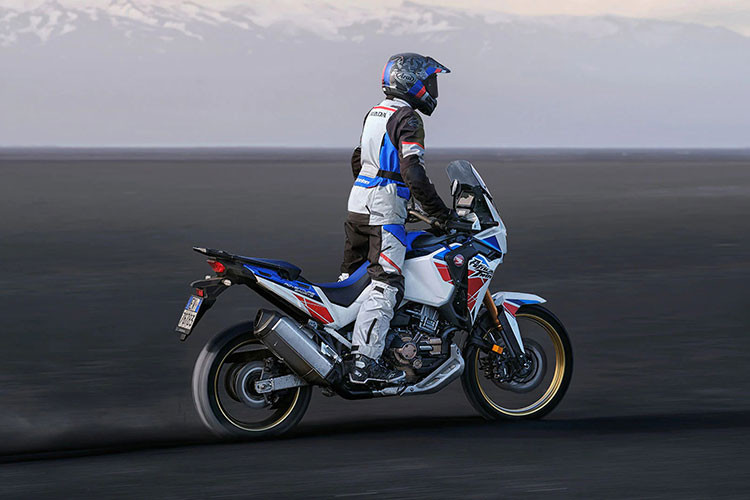 Cuối cùng là những công nghệ điện tử hỗ trợ người lái như bộ đo lường quán tính 6 trục (IMU) bao gồm ga điện tử (TBW) tích hợp ga tự động (Cruise Control), kiểm soát lực xoắn (HSTC), chống bó cứng phanh (ABS) trong cua, kiểm soát nhấc đầu và kiểm soát nhấc đuôi.