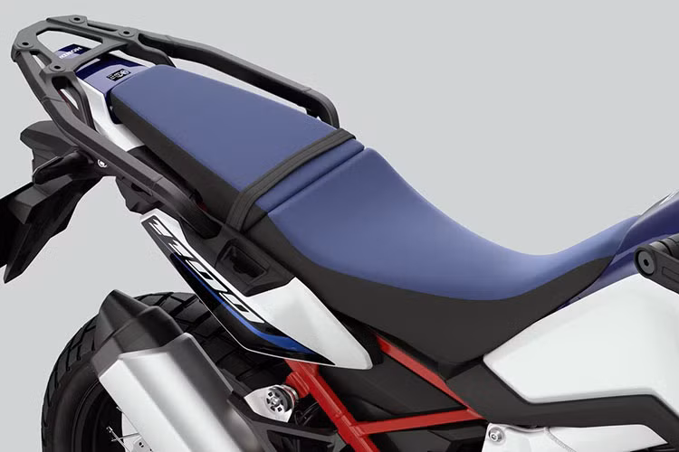 Bên cạnh đó, xe còn có bảng điều khiển hiển thị đa chức năng (MID) dạng màn hình cảm ứng TFT 6,5 inch có thể tùy chỉnh theo ý muốn, hiển thị các mức độ thông tin liên quan đến chế độ lái.