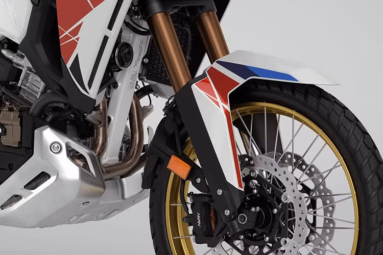 Trong khi đó, các trang bị tiện ích của Honda Africa Twin 2023 bản Tiêu chuẩn có thêm giá đỡ màu đen, dễ dàng gắn thùng đồ hoặc chở theo hành lý. Bản Adventure Sports được cải tiến kính chắn gió tùy chỉnh 5 cấp ngắn hơn.