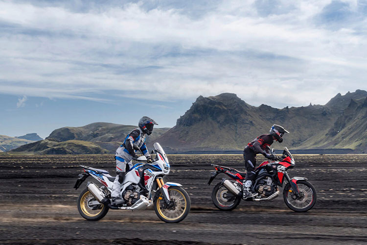 Hai phiên bản của mẫu xe môtô việt dã Honda Africa Twin 2023 tại Việt Nam dự kiến sẽ được bán chính thức từ ngày 15/2 với chế độ bảo hành 2 năm, không giới hạn số km.