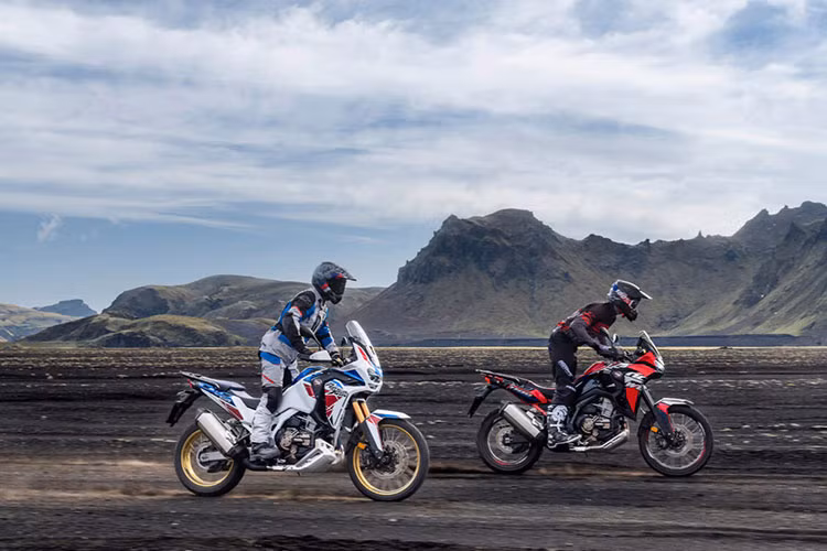 Hai phiên bản của mẫu xe môtô việt dã Honda Africa Twin 2023 tại Việt Nam dự kiến sẽ được bán chính thức từ ngày 15/2 với chế độ bảo hành 2 năm, không giới hạn số km.