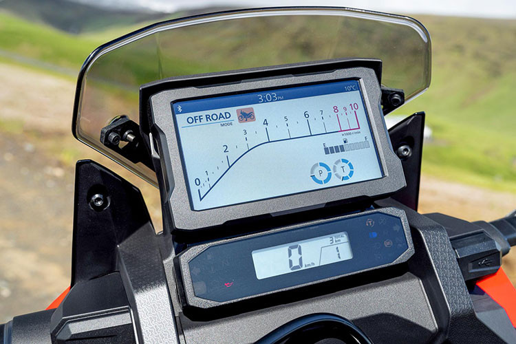 Về trang bị, Honda Africa Twin 2023 vẫn được trang bị đèn pha LED tích hợp dải đèn LED định vị ban ngày DRL. Đèn báo trước sau còn được tích hợp chức năng báo dừng khẩn cấp. Ở phiên bản Adventure Sports, hệ thống đèn còn có tính năng chiếu sáng theo góc cua, tự động điều chỉnh góc chiếu sáng và cường độ sáng dựa theo tốc độ xe cũng như hướng rẽ.