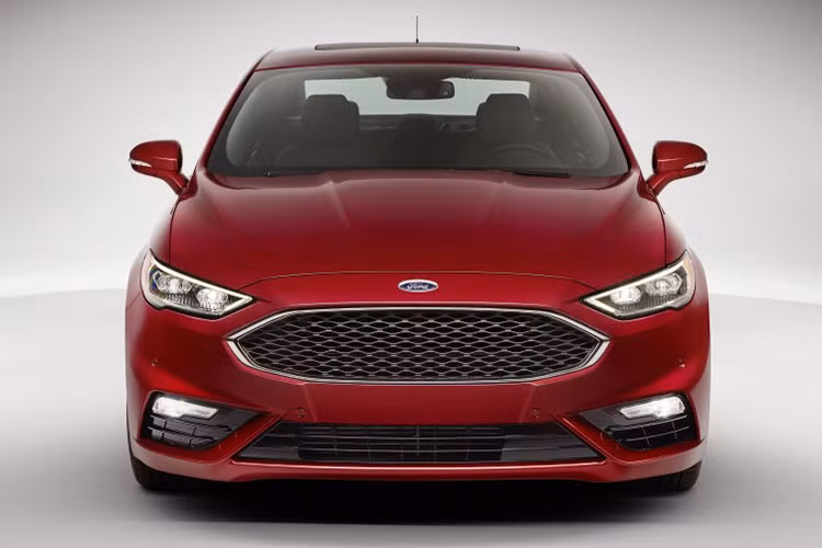 Phiên bản mới có tên Ford Fusion Sport và sử dụng khối động cơ EcoBoost V6 2.7 lít đi kèm với hộp số tự động 6 cấp. Công suất đầu ra tổng cộng là 325 mã lực và mô-men xoắn là 420Nm, mạnh hơn so với BMW 340i.
