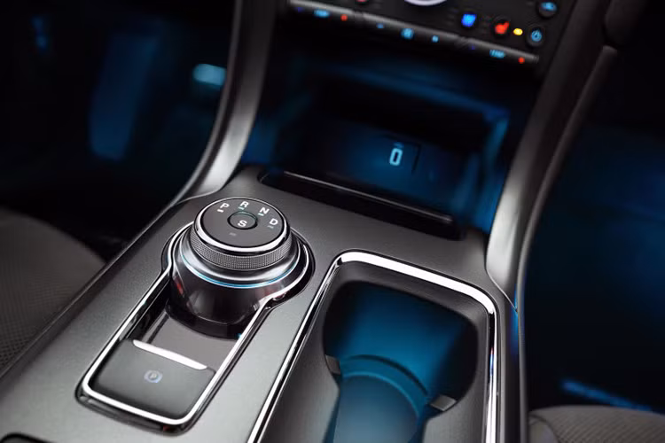 Ford Fusion Hybrid và Energi được nâng cấp phần mềm để mang đến cảm giác lái êm ái hơn. Bản thân mô-tơ điện đã được thay đổi để tăng phạm vi hoạt động và giảm năng lượng tiêu thụ.