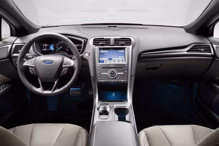 Ngoài việc được trang bị hệ thống thông tin giải trí SYNC3 thế hệ mới nhất, mẫu xe này còn có thêm hệ thống kiểm soát hành trình nâng cấp và bảo vệ người đi bộ.