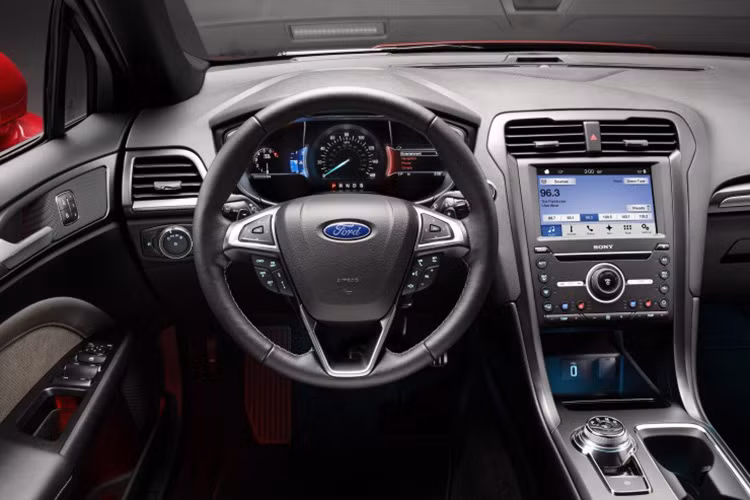 Về mặt công nghệ, Ford đã trang bị cho Fusion Sport hệ thống thông tin giải trí SYNC 3 bao gồm nhận dạng giọng nói, một màn hình cảm ứng và cải thiện hiệu năng cũng như giao diện sử dụng dễ dàng.