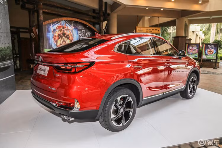 CS85 có chiều dài 4.720 mm, rộng 1.845 mm, cao 1.665 mm và có trục cơ sở dài 2.705 mm. Đầu xe tương tự với Volkswagen Touareg thế hệ mới nhất, với một lưới tản nhiệt hình chữ V lớn và cả cái cách nó kết nối với hai cụm đèn pha. Logo của Changan CS85 trong giống như một huy hiệu Acura lộn ngược - đây là điểm đặc trưng của hãng xe Trung Quốc.