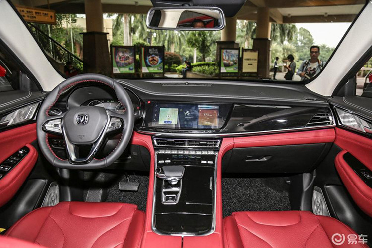 Tổng thể thiết kế nội thất khá giống Volkswagen Group, và cụ thể hơn là nhãn hiệu xe sang Audi thông qua các chi tiết như cần sang số lẫn cách bố trí màn hình thông tin giải trí và điều hòa, mặc dù vế sau không được to lớn đẹp đẽ như bạn thấy trên một chiếc Audi Q8. Nó chỉ là một màn hình hiển thị hình chữ nhật khá nhỏ, bao quanh bởi nút bấm cảm ứng...