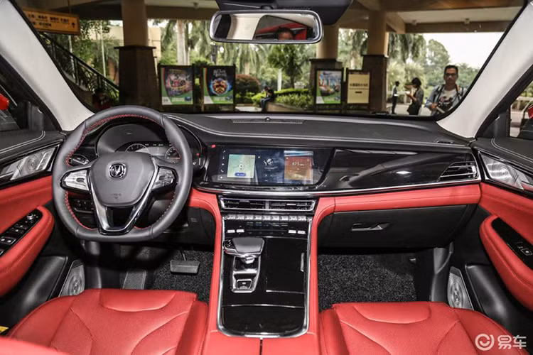 Tổng thể thiết kế nội thất khá giống Volkswagen Group, và cụ thể hơn là nhãn hiệu xe sang Audi thông qua các chi tiết như cần sang số lẫn cách bố trí màn hình thông tin giải trí và điều hòa, mặc dù vế sau không được to lớn đẹp đẽ như bạn thấy trên một chiếc Audi Q8. Nó chỉ là một màn hình hiển thị hình chữ nhật khá nhỏ, bao quanh bởi nút bấm cảm ứng...