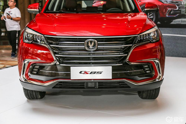 Phong cách của mẫu crossover mới mẻ đến từ Trung Quốc này có rất ít điểm chung với người anh em cùng dùng chung khung cơ sở là CS75 trước đây, một mẫu xe có dáng vẻ phổ thông hơn. Từ những hình, có thể nói rằng ngôn ngữ thiết kế được sử dụng trên CS85 rất giống BMW X4.