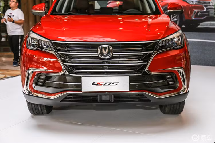 Phong cách của mẫu crossover mới mẻ đến từ Trung Quốc này có rất ít điểm chung với người anh em cùng dùng chung khung cơ sở là CS75 trước đây, một mẫu xe có dáng vẻ phổ thông hơn. Từ những hình, có thể nói rằng ngôn ngữ thiết kế được sử dụng trên CS85 rất giống BMW X4.