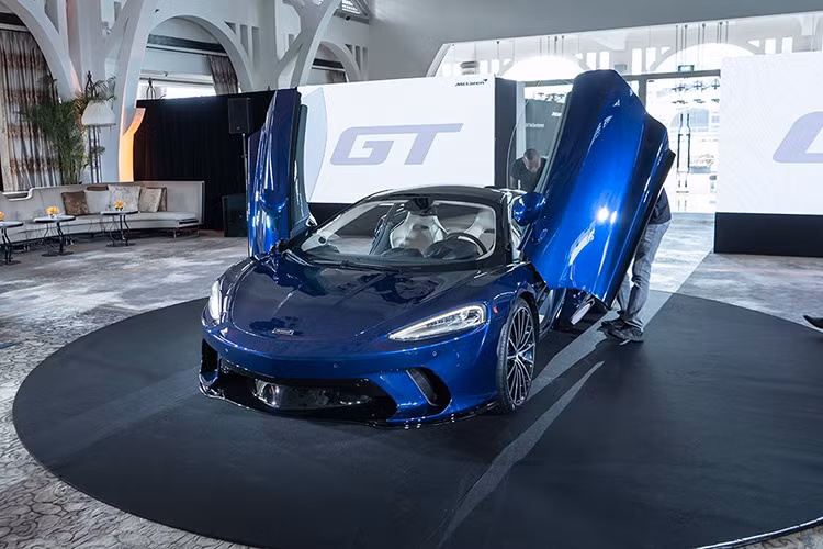 Vào tối ngày 28/5/2019, tại bến tàu Pier Clifford - biểu tượng của khách sạn lâu đời The Fullerton Bay ở Singapore đã diễn ra buổi giới thiệu chiếc siêu xe mới toanh McLaren GT lần đầu tiên đến thị trường châu Á. McLaren GT hoàn toàn mới được đặt tên theo những chiếc xe Grand Touring truyền thống, xe có đèn pha và hậu dạng LED thiết kế đẹp mắt.