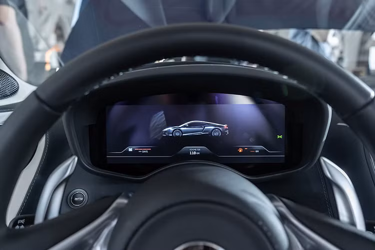 Với bộ khung mang mã MonocoC-II Monocoque cũng giúp cho siêu xe McLaren GT có khoang hành lý rộng rãi hơn. Phía nắp capô trước sẽ có một khoang hành lý rộng 150 lít và khoang hành lý sau cabin của xe có thể tích lên tới 420 lít. Như vậy, tổng sức chứa khoang hành lý trên siêu xe McLaren GT lên đến 570 lít.