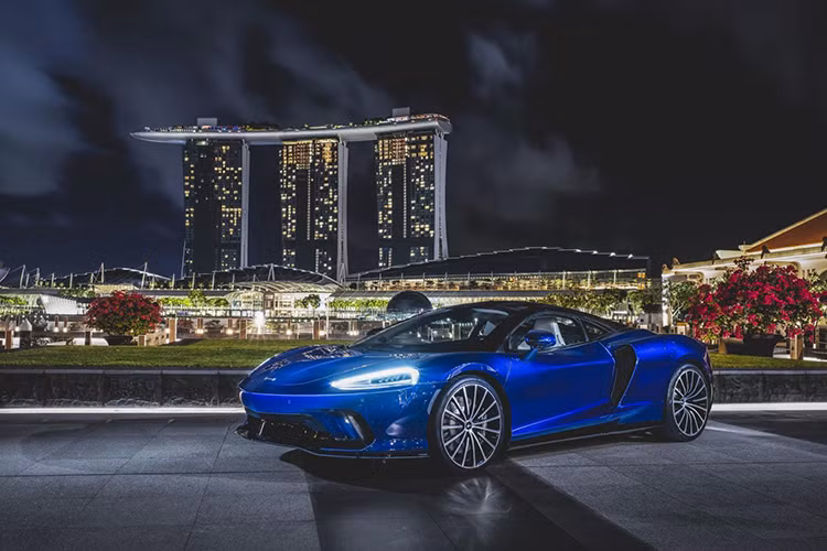 Siêu xe McLaren GT được định vị trên phân khúc của 570S nhưng dưới 720S, mẫu xe này sẽ cạnh tranh trực tiếp với Aston Martin DB11 và Bentley Continental GT 2019. Thú vị là cả Bentley Continental GT và Aston Martin DB11 đều đã có mặt tại Việt Nam qua diện phân phối chính hãng, vì lẽ đó, giới mê xe tại dải đất hình chữ S rất mong chờ vào chiếc McLaren GT đầu tiên sẽ về Việt Nam.